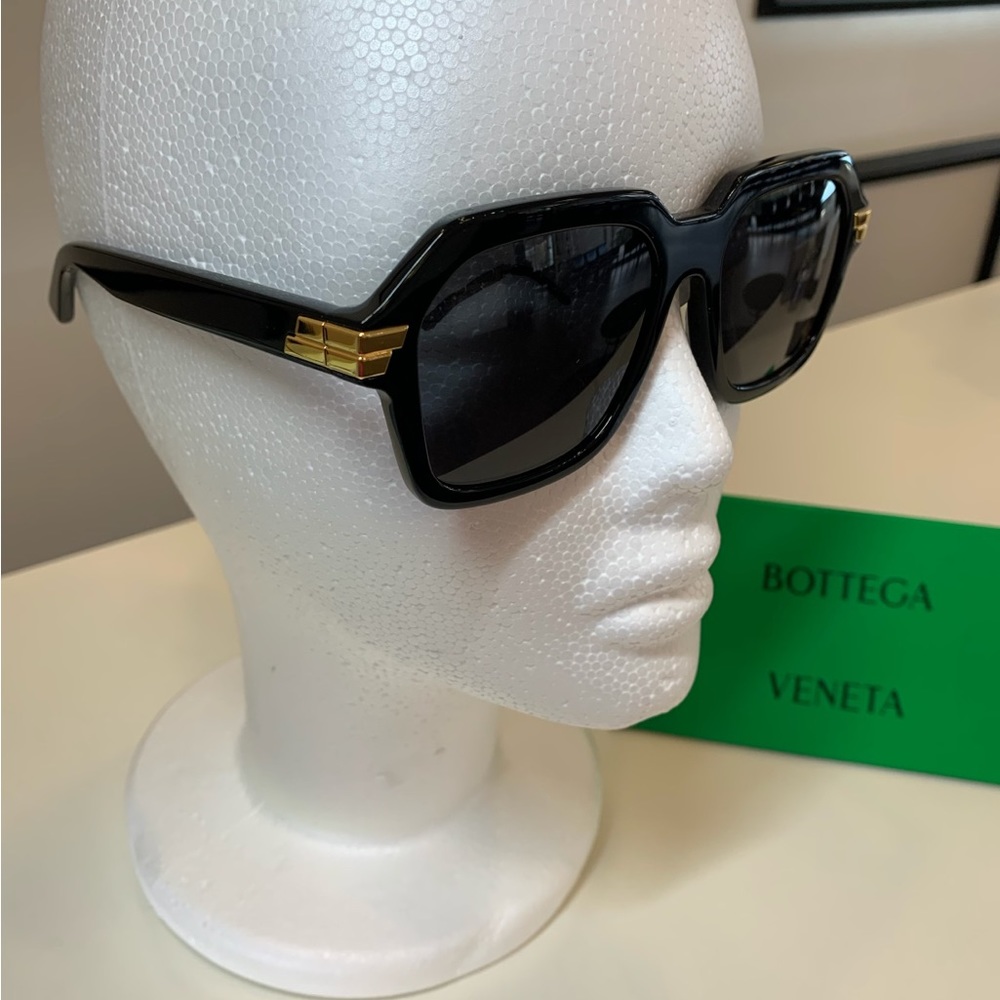 New BB01355A - BALENCIAGA (Black) Female Sunglasses… Just in time for spring!!? - Picture 3 of 3
